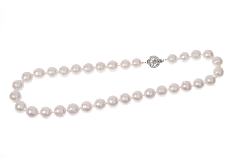 Halsband med stora sötvattenspärlor och 14K vitguldlås