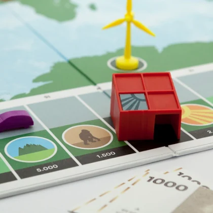 Spelplanen till Global Cooling med vindkraftverk och byggnad
