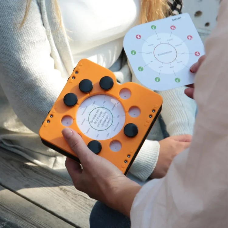 Smart 10 med orange frågelåda och svarta svarspinnar