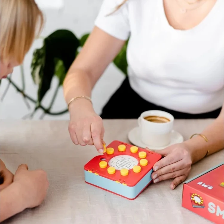 Smart 10 Junior med röd frågelåda och gula svarspinnar