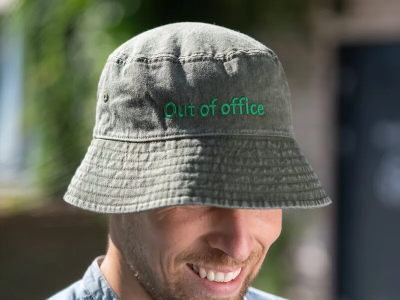 Bucket Hat med Brodyr - Egen Text