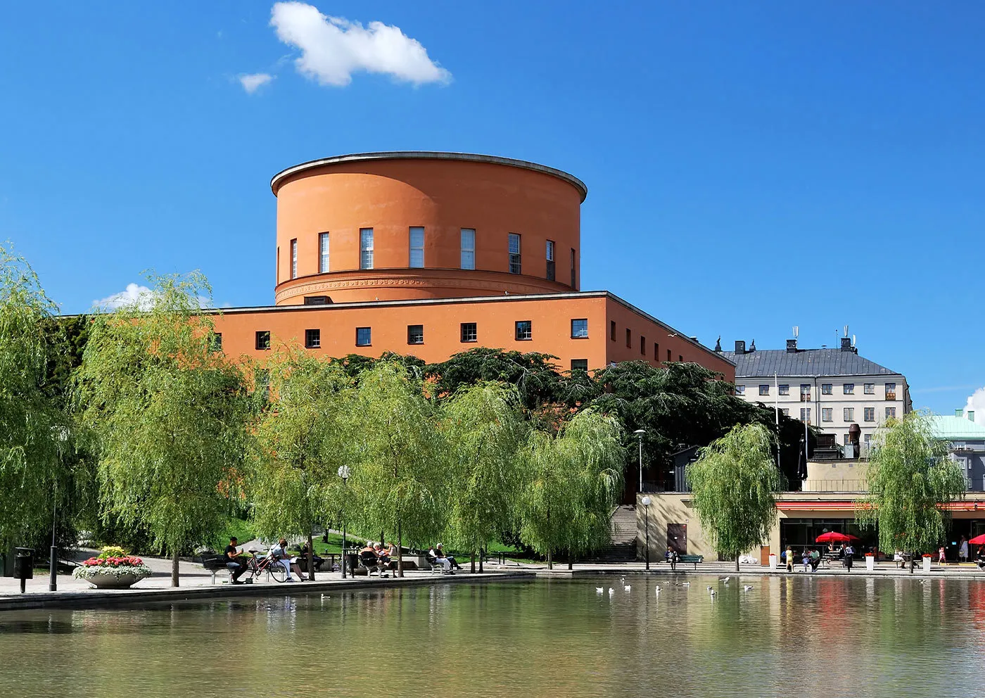 En nyfiken person använder sina fixar och längtar efter att fylla på med fler.