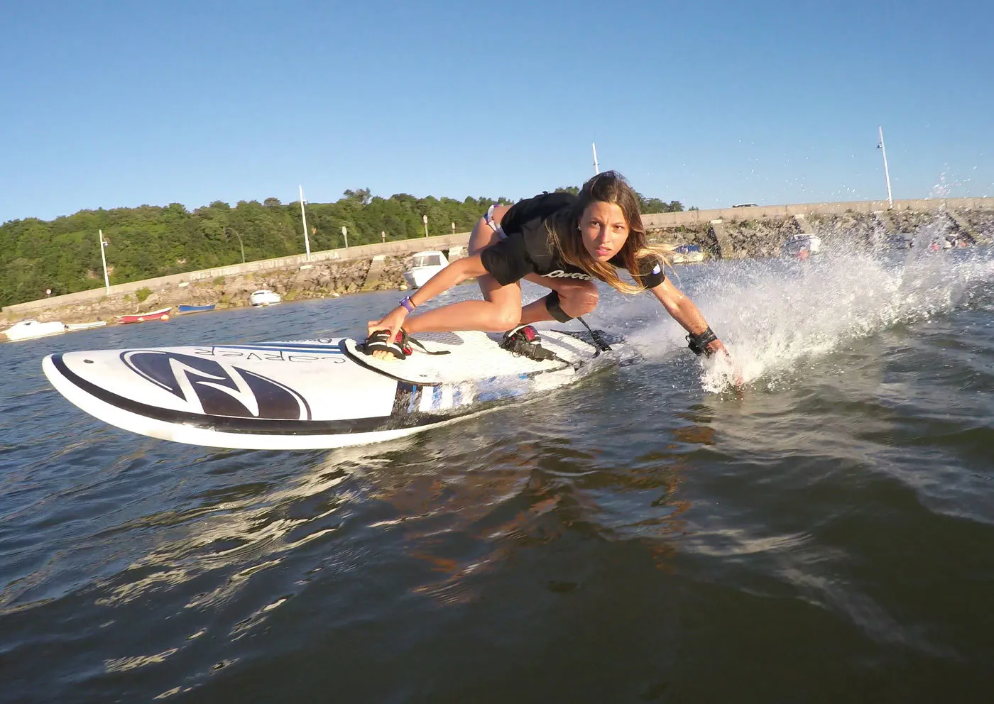 En glad kund provar sina smartsaker och blir sugen på att köpa fler.