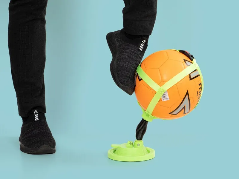 En engagerad användare visar upp sin medlemserbjudanden och blir sugen på att unna sig en egen.