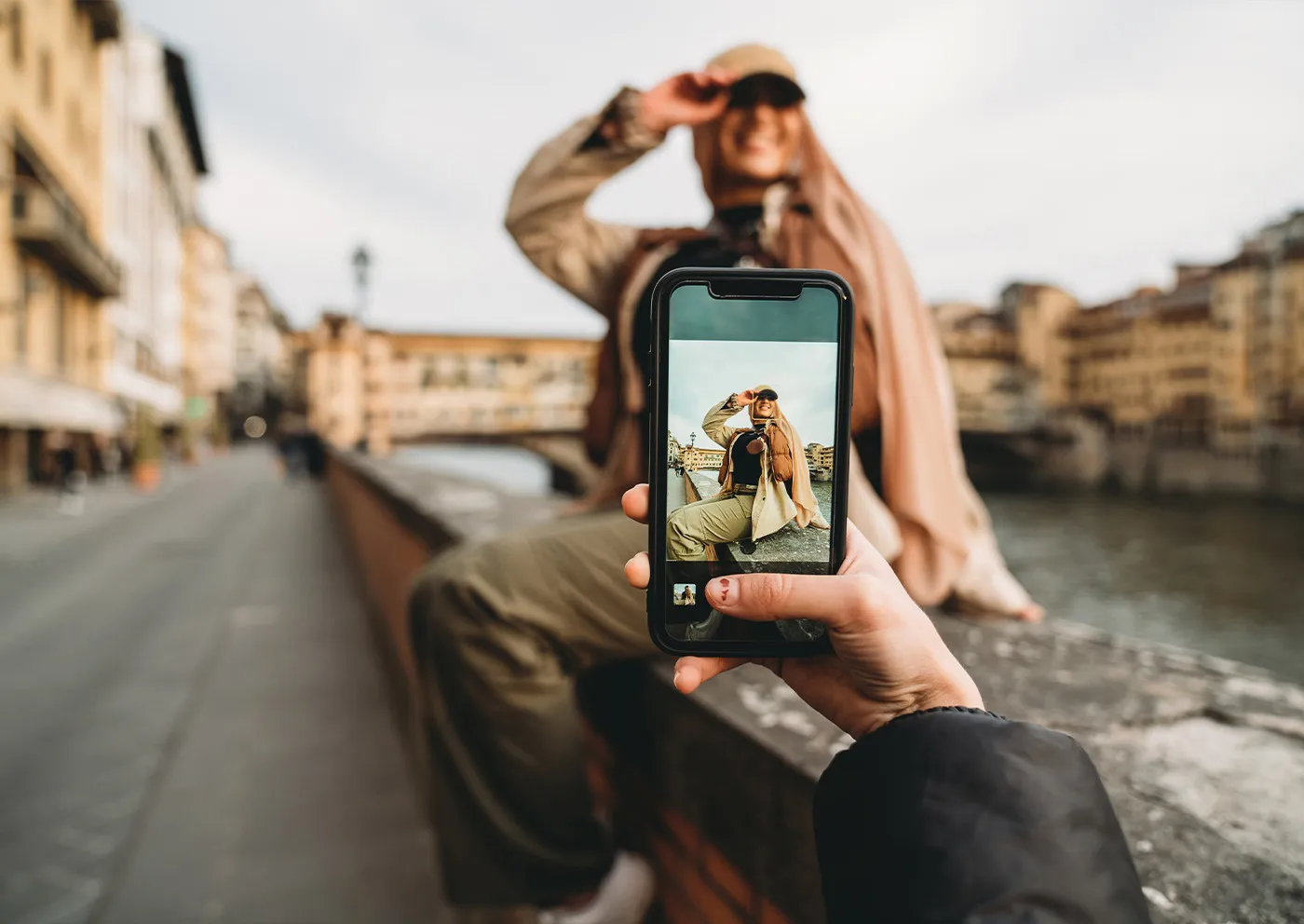 En glad kund provar sina bilder och känner direkt att fler måste få följa med hem.