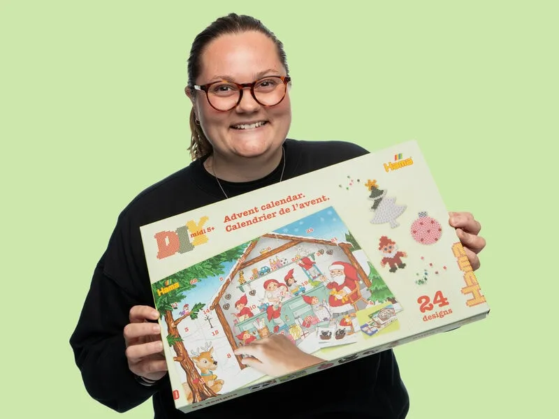 En glad kund provar sina saker för barn och känner direkt att fler måste få följa med hem.