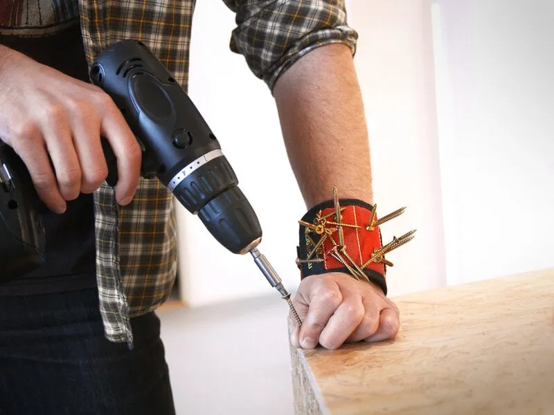 En nyfiken person tar hjälp av sin mobil och känner att en egen måste få följa med hem.