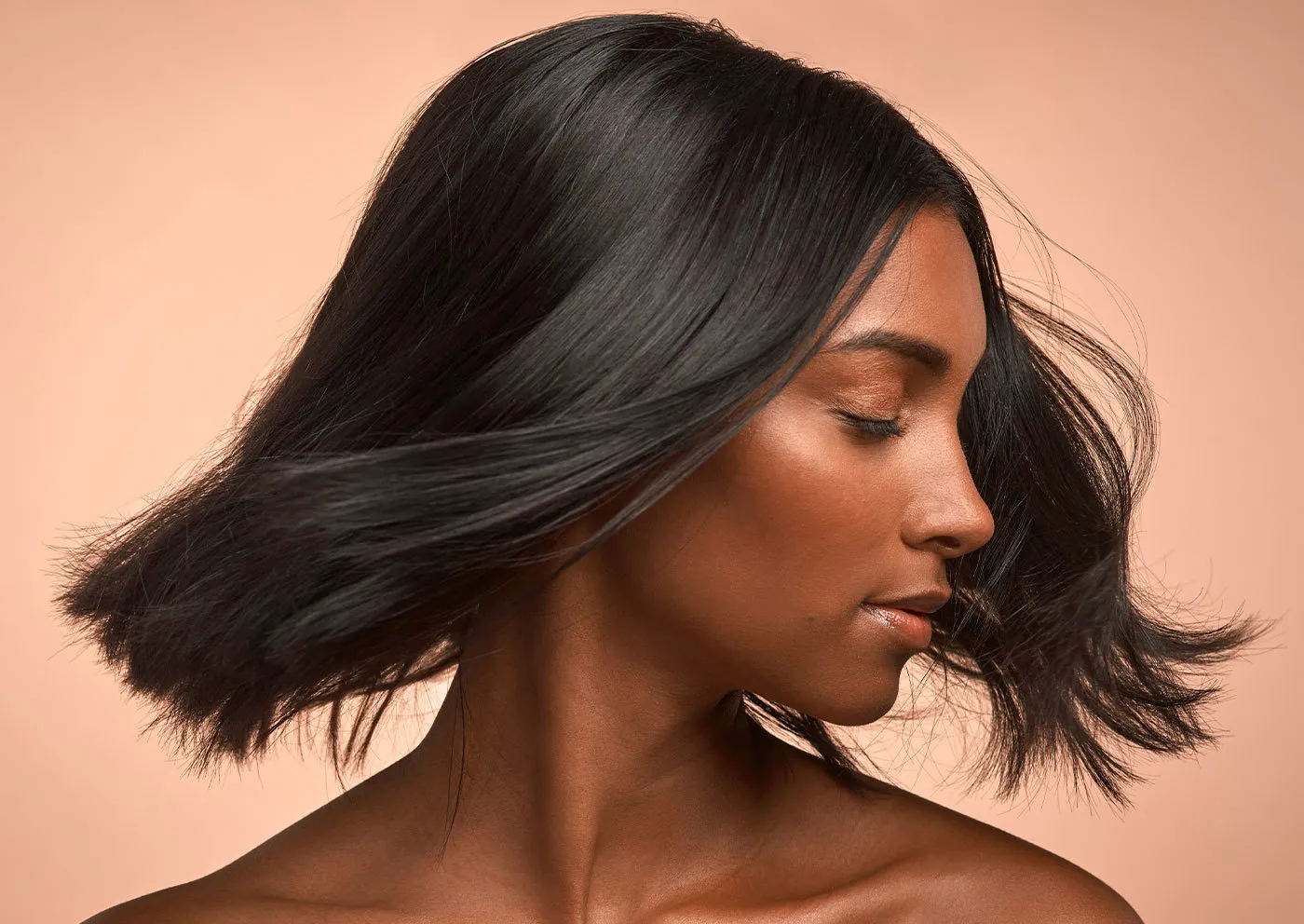 En glad kund provar sin mode och blir sugen på att unna sig en egen.