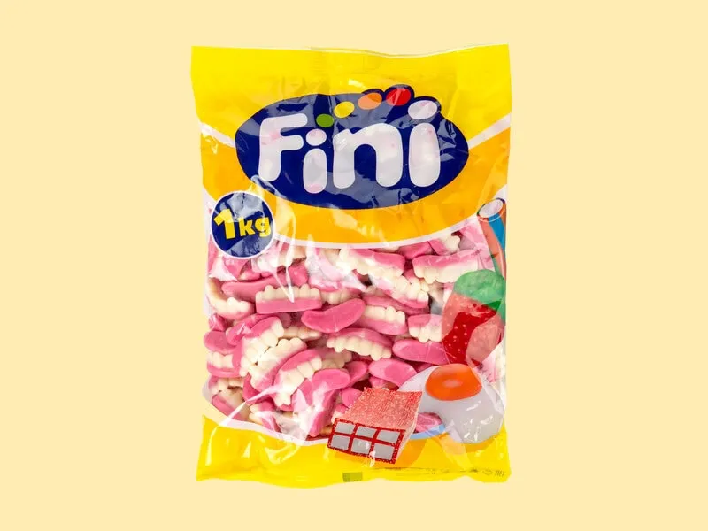 En glad kund provar sina tänder och blir sugen på att köpa fler.