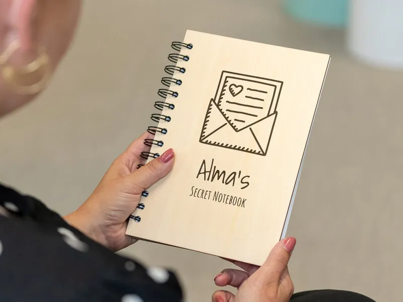 Personlig Anteckningsbok i Trä med Text