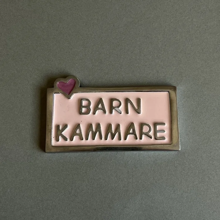 Skylt, BARNKAMMARE, Exmez, Sandgjuten aluminium, rosa