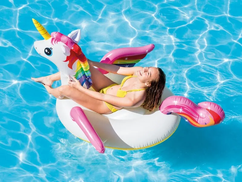 En glad kund provar sina kalas och känner direkt att fler måste få följa med hem.