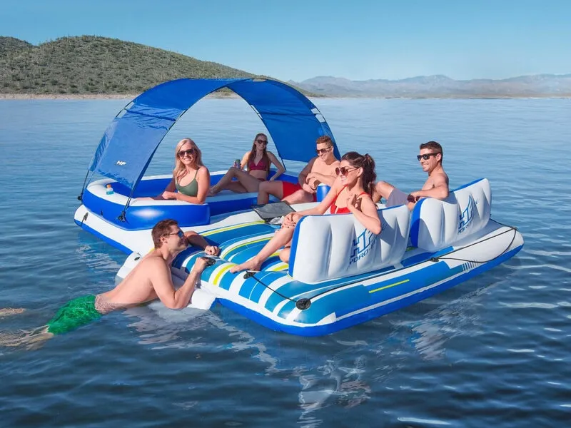 En glad kund provar sin hawaii för herrar och blir sugen på att unna sig en egen.